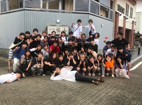 神戸大学バドミントン同好会BADBOYSが旅館前での集合写真